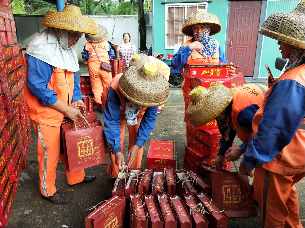 ? ?“中秋佳節(jié)、情暖職工” ? ? ? ? ?-----明佳集團黨支部及工會組織開展中秋慰問活動